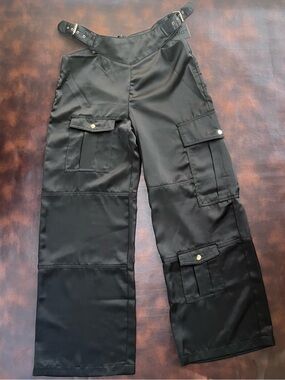 By DYLN GiGi Cargo Pants NWT Side Cut-Outs Silky Feel Buckle Baggy Legs Blk SM